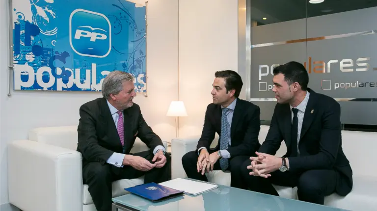 Pablo Zalba y Javier García, junto al ministro de Educación en funciones Iñigo Méndez de Vigo.