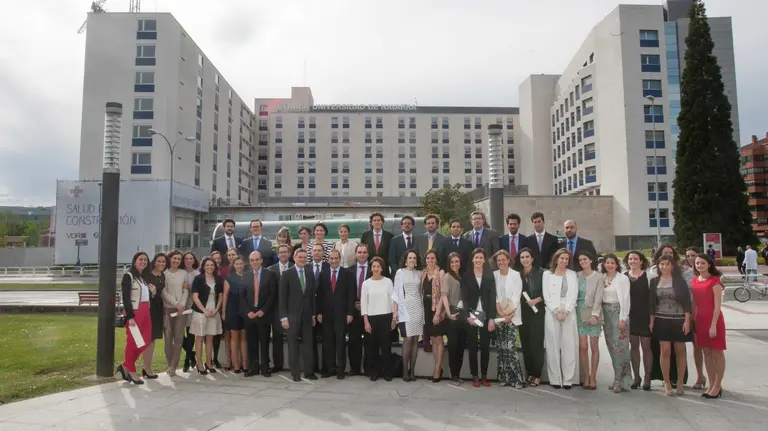 La XXXI promoción de residentes de la Clínica Universidad de Navarra en compañía de Alfonso Sánchez-Tabernero; José Andrés Gómez Cantero; y el Dr. Secundino Fernánde