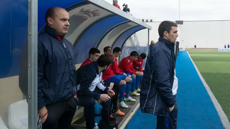 Monasterio y Amatriain en el banquillo estellés. Foto web Izarra.