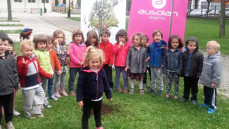 Niños del CP Ezkaba, con el olivo.