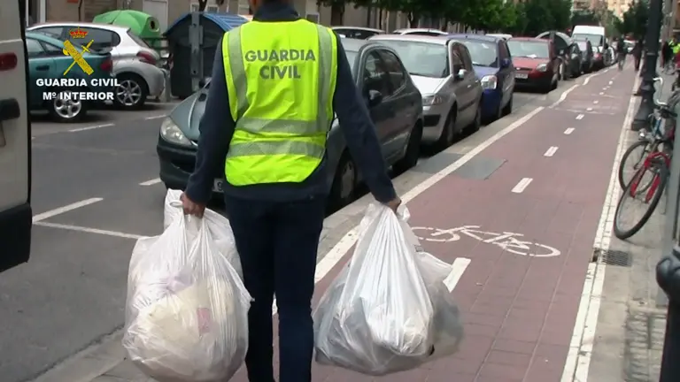 La Guardia Civil desarticula una organización dedicada a la fabricación y venta de prendas falsificadas en pisos que utilizaban como tiendas-almacén.
