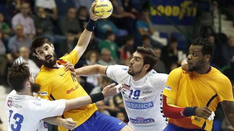 GRA396. PAMPLONA 07/05/2016.- El jugador del Barcelona Eduardo Gurbindo (2i) lanza a porteria ante los jugadores del Abanca Ademar, Leonardo Feipe (13) y Juan Jose Fernandez (19), en la primera semifinal de la XLI Copa del Rey que se disputa en el pabellón Anaitasuna de Pamplona. EFE/Jesús Diges