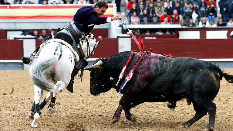 GRA478. MADRID, 07/05/2016.- Andy Cartagena durante el festejo de rejones celebrado hoy en la monumental de Las Ventas en la segunda de la Feria de San Isidro, donde compartió cartel con Diego Ventura y Manuel Manzanares. EFE/Javier Lizón