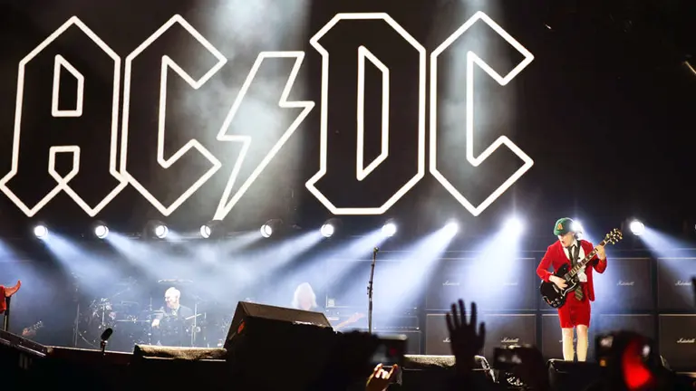 El guitarrista de ACDC, Angus Young, durante el concierto de la banda australiana en Lisboa.