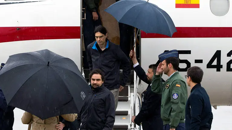 GRA016. MADRID, 08/05/2016.- Fotografía facilitada por la Presidencia del Gobierno de los periodistas españoles Ángel Sastre (primer término), José Manuel López (bajando la escalerilla) y Antonio Pampliega (detrás,tapado), a su llegada esta mañana a la Base äerea de Torrejón de Ardoz, en Madrid, tras ser liberados ayer en Siria, donde permanecían secuestrados en Alepo desde julio del año pasado. EFE/Diego Crespo