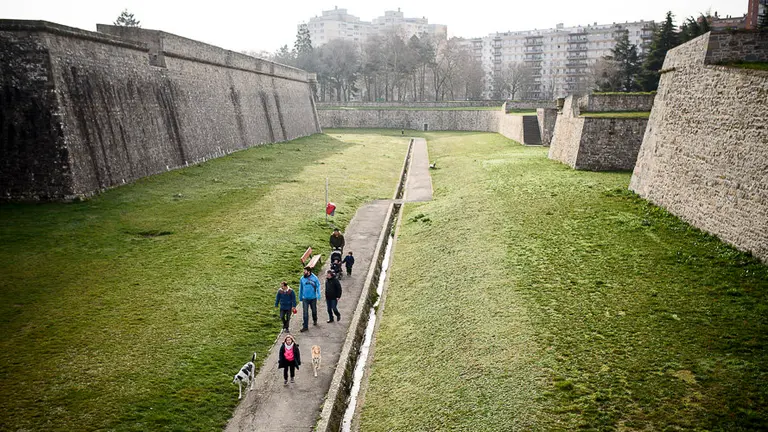 Personas pasean por los fosos de la CIudadela de Pamplona. PABLO LASAOSA