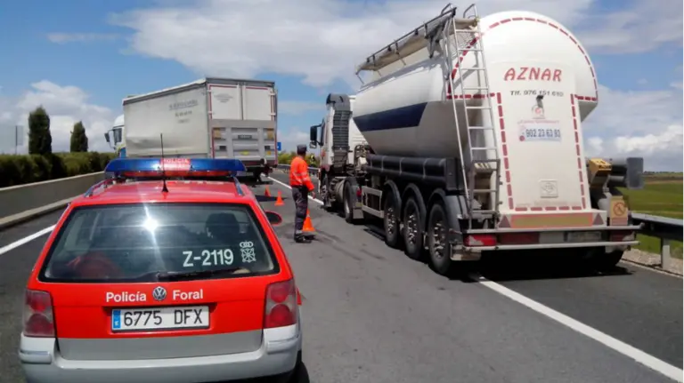 Retenciones por la colisión de dos camiones a la altura de Tudela, en la A-68.