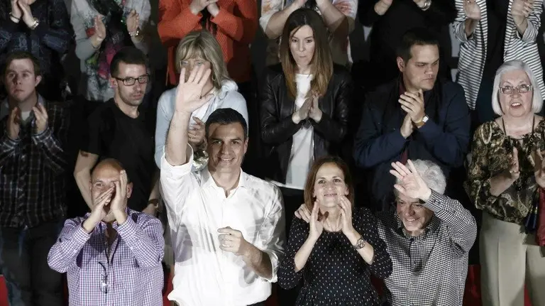 Pedro Sánchez y María Chivite, en un acto en Azagra. EFE. JESÚS DIGES.