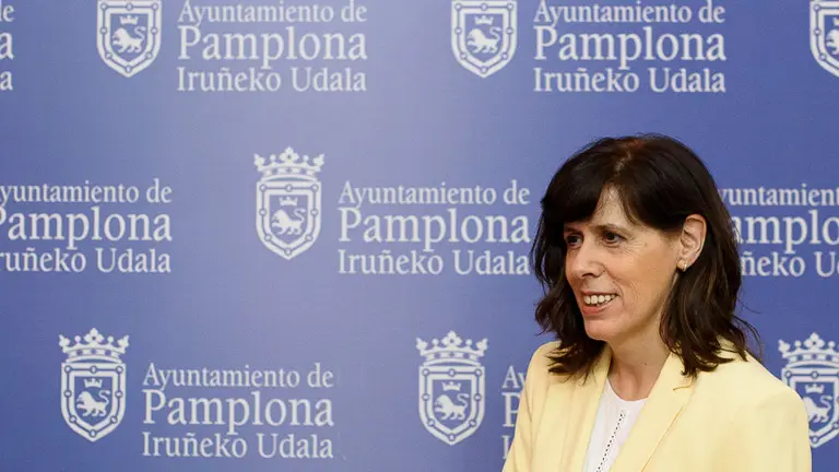 Maite esporrín, concejala de PSN-PSOE, en rueda de prensa esta mañana de martes. PABLO LASAOSA