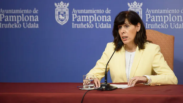 Maite esporrín, concejala de PSN-PSOE, en rueda de prensa. PABLO LASAOSA 3