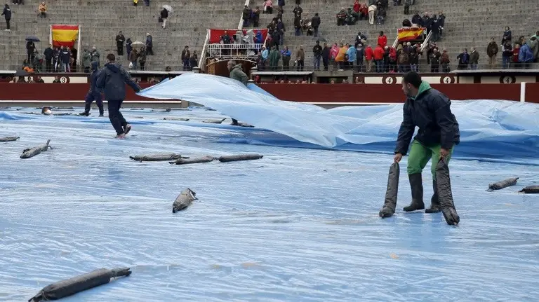El albero de la Plaza de Toros de las Ventas cubierto con plásticos tras las fuertes lluvias. EFE. BALLESTEROS