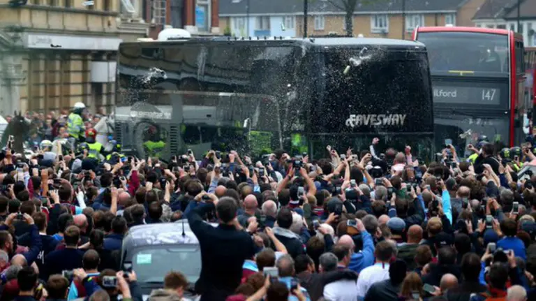 Lanzamiento de objetos al autobús del Manchester. Foto Twitter.
