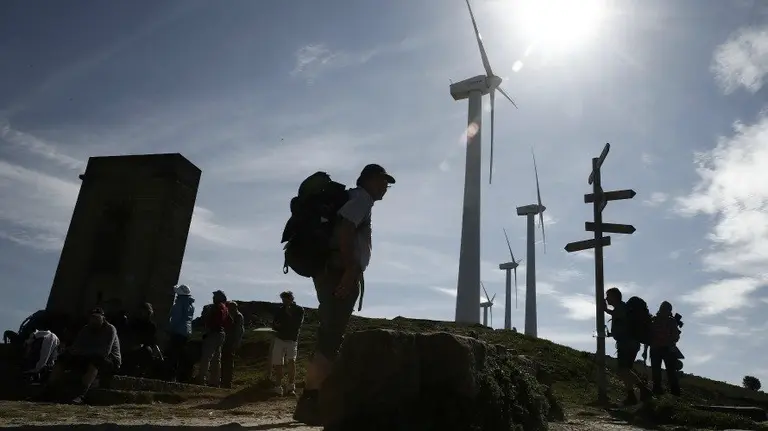 Un grupo de peregrinos descansan en el alto de El Perdón. Efe /Jesús Diges