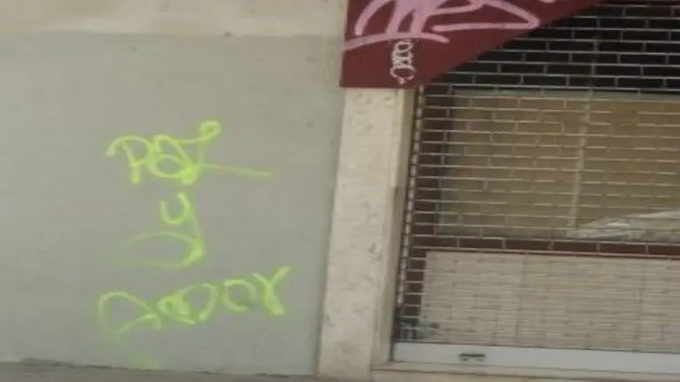 Imagen de la pintada de paz y amor