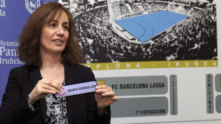 GRA257. PAMPLONA, 18/04/2016.- El alcalde de Pamplona, Joseba Asirón, y la consejera de Cultura, Deporte y Juventud del Gobierno de Navarra, Ana Herrera, han sido los encargados de sacar las dos bolas que han determinado los emparejamientos de semifinales de la fase final de la Copa del Rey de balonmano, que se disputará en Pamplona el 7 y el 8 de mayo, y que, según ha deparado el sorteo celebrado hoy en la capital navarra, el Barcelona Lassa se enfrentará al Abanca Ademar León y el Helvetia Anaitasuna al Naturhouse La Rioja. EFE/Villar López