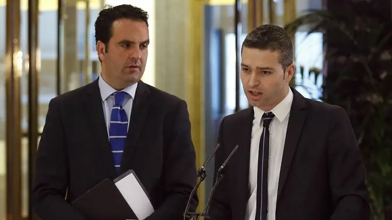 Los diputados de UPN Íñigo Allí y Jorge Esparza durante la rueda de prensa posterior a la segunda reunión celebrada por los partidos con representación parlamentaria desde la convocatoria de las elecciones del 26 de junio, para intentar acordar una reducción del gasto de la campaña electoral.