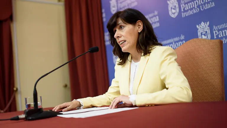Maite esporrín, concejala de PSN-PSOE, en rueda de prensa ofrecida ayer martes. PABLO LASAOSA