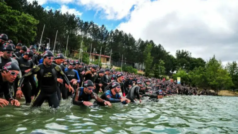 Salida de una prueba de Half Triathlon.
