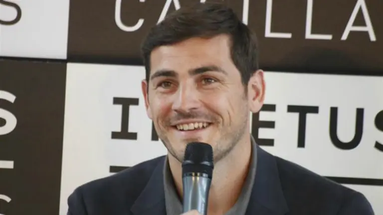 Iker Casillas con el micrófono en la mano. Twitter.