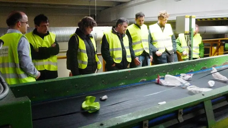 Miguel Ángel Díez, Carlos Couso, Santos Cerdán, Aritz Ayesa, Maiorga Ramírez y Dabid Anaut en el Centro de Residuos Urbanos de 