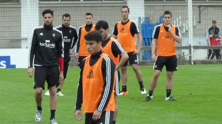 Los jugadores de Osasuna  entrenándose en Tajonar.