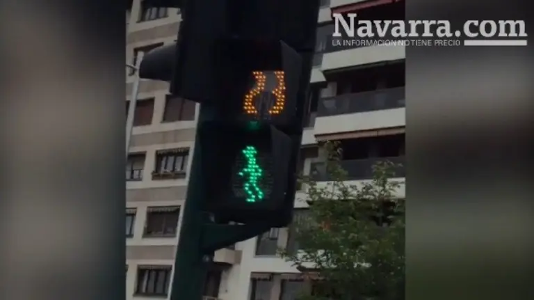 Imagen del semáforo, en Pamplona.