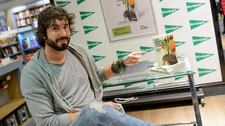 El músico Izal firma ejemplares de su primer libro en El Corte Inglés de Pamplona. PABLO LASAOSA 0