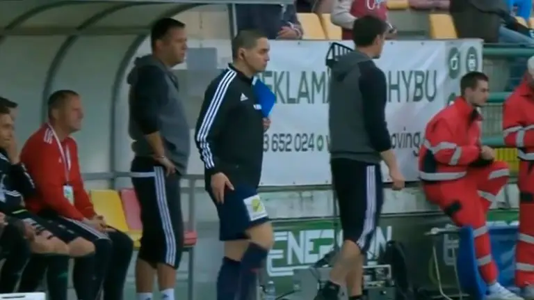 Árbitro borracho expulsado de un partido.