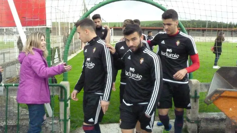 Los jugadores de Osasuna se retiran al vestuario.