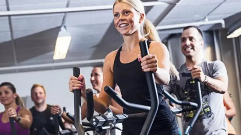Una clase de indoorwalking.