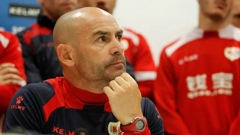 Paco Jémez con sus jugadores en rueda de prensa. Efe.