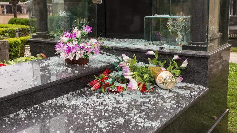 Tumbas y panteones saqueados en el cementerio de Pamplona. (8). IÑIGO ALZUGARAY