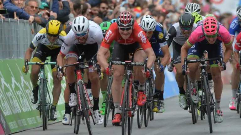 Esprint en la séptima etapa del Giro. Twitter Giro.