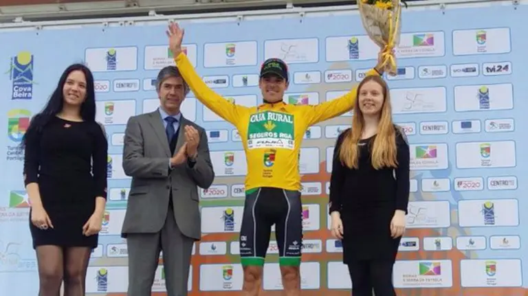 Prades celebra el triunfo de etapa. twitter Caja Rural.