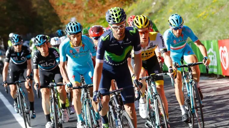 Javi Moreno al frente del pelotón. Foto Movistar.