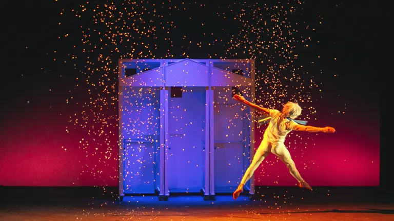 El chico de las zapatillas rojas.