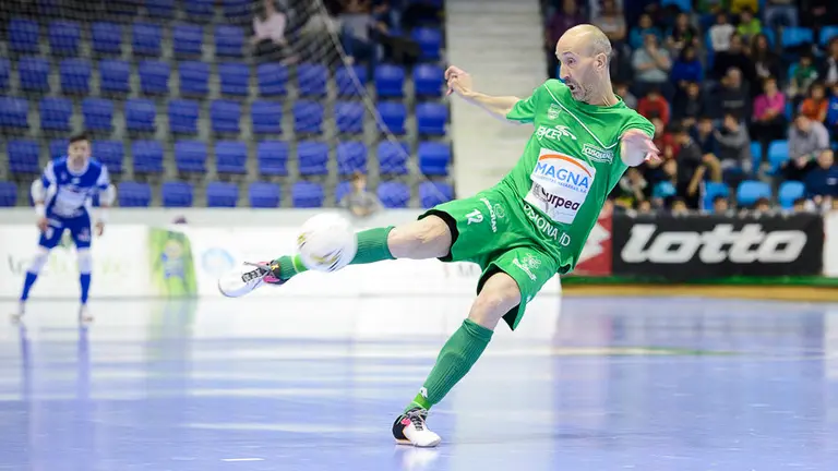 Partido de futbol sala entre el Magna XOta y El Pozo 3