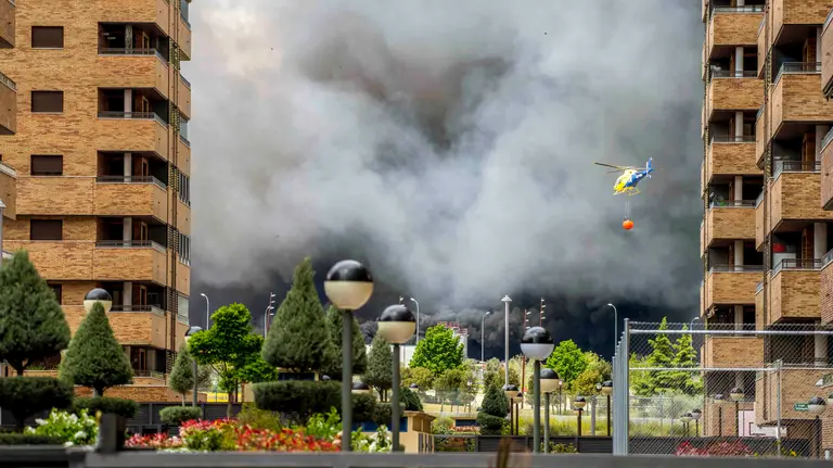 -FOTODELDIA- GRA480. SESEÑA (TOLEDO), 13/05/2016.- Columna de humo vista desde la urbanización El Quiñón, a consecuencia del incendio que se ha producido en el cementerio de neumáticos de Seseña (Toledo). El Gobierno de Castilla-La Mancha ha decidido a las 16:50 horas de hoy evacuar a los vecinos de la urbanización El Quiñon de Seseña (Toledo) para evitar cualquier tipo de riesgo a la población por la nube de humo producida a raíz del incendio del vertedero de neumáticos. EFE/Ismael Herrero