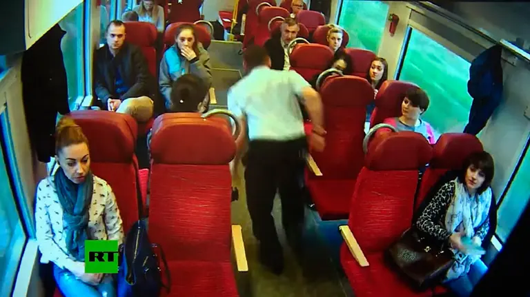 El maquinista avisa a los pasajeros del tren de un choque inminente.