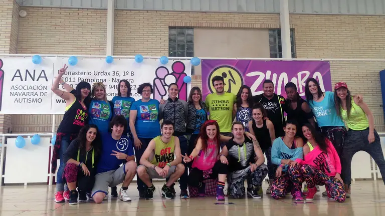 Foto instructores Masterclass Zumba y voluntariso de ANA