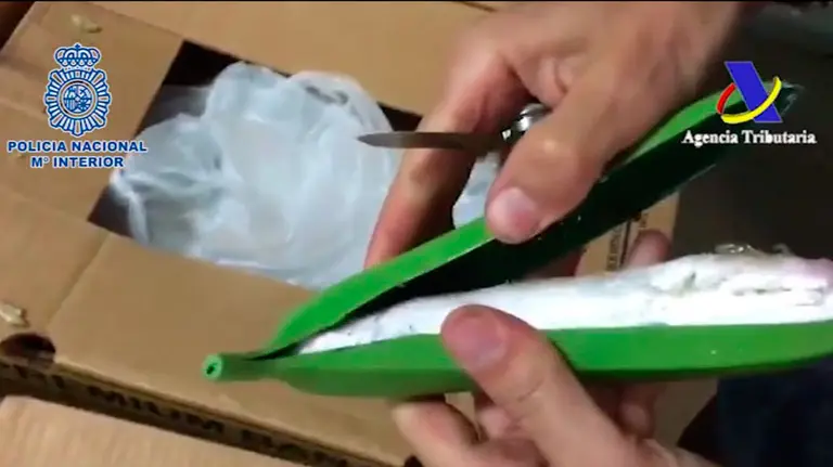 Uno de los plátanos de plático con cocaína que ha encontrado la Policía Nacional. TWITTER