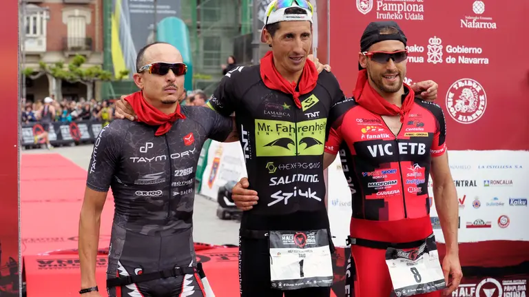 GRA405. PAMPLONA, 14/05/2016.- El gallego Gustavo Rodríguez (c), posa para los gráficos con Diego Paredes (d) y Joan Ruvireta (i), tras vencer en la segunda edición del 'Half Triatlón Pamplona' que se ha disputado hoy en Navarra con inicio en el embalse de Alloz y llegada en la Plaza del Castillo de la capital navarra. EFE/Villar López