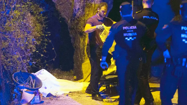 GRA588. MURCIA, 14/05/2016.- Miembros de la policia nacional, policia local y del servicio funerario, se disponen a levanta el cuerpo de un hombre de 70 años, que ha fallecido tras ser atacado por su perro, en su vivienda de la pedania murciana de Beniaján. EFE/Marcial Guiillén.