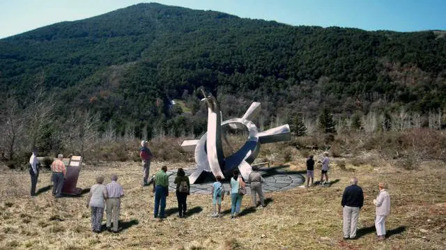 Reloj solar, por los fallecidos en el camping de Biescas (Heraldo de Aragón).