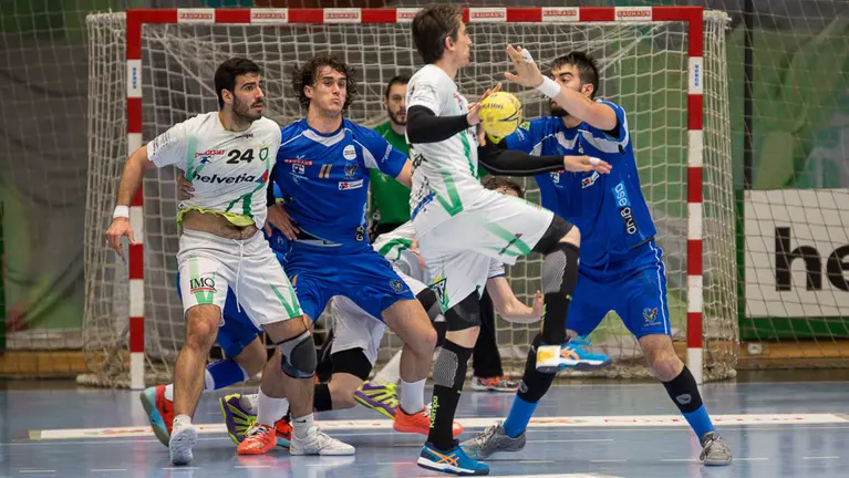 Partido entre Helvetia Anaitasuna y SD Teucro (33-29) disputado en el pabellón Anaitasuna. (32). IÑIGO ALZUGARAY(2)