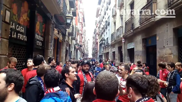 Aficionados de Osasuna disfrutan en Bilbao antes del partido.