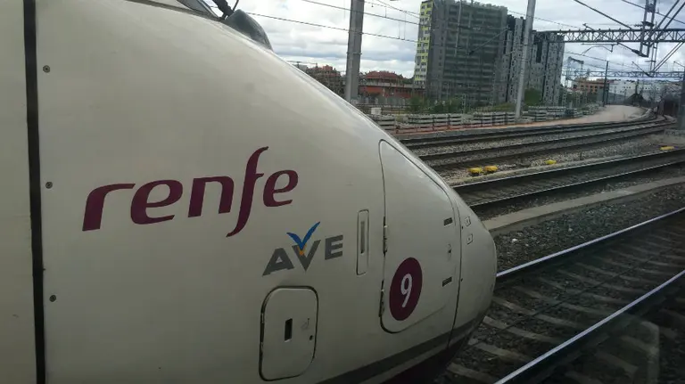 Un tren Altaria de Renfe circula por la vía a punto de llegar a la estación de Atocha en Madrid.