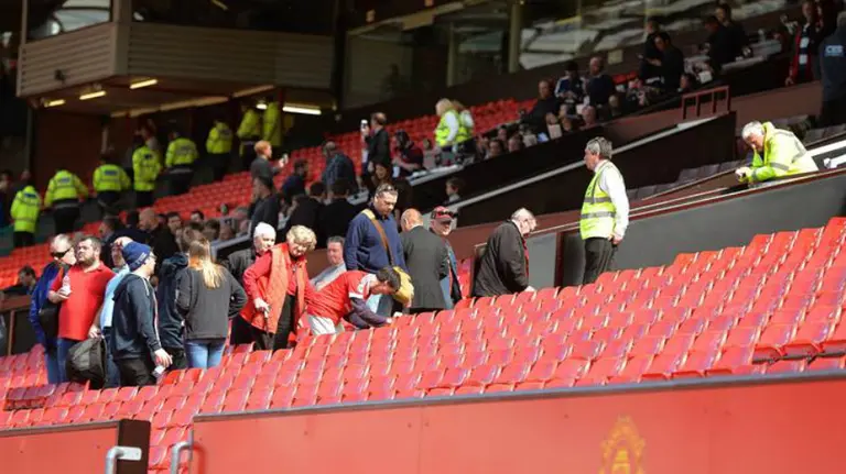 Los aficionados se marchan de Old Trafford. Efe.