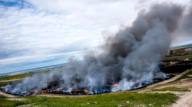 Vista del incendio de neumáticos en Seseña (Toledo) cuyas labores de extinción continúan. EFE
