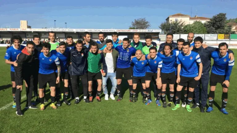 La plantilla de la Peña Sport posa con Iturralde. Foto web Peña Sport.